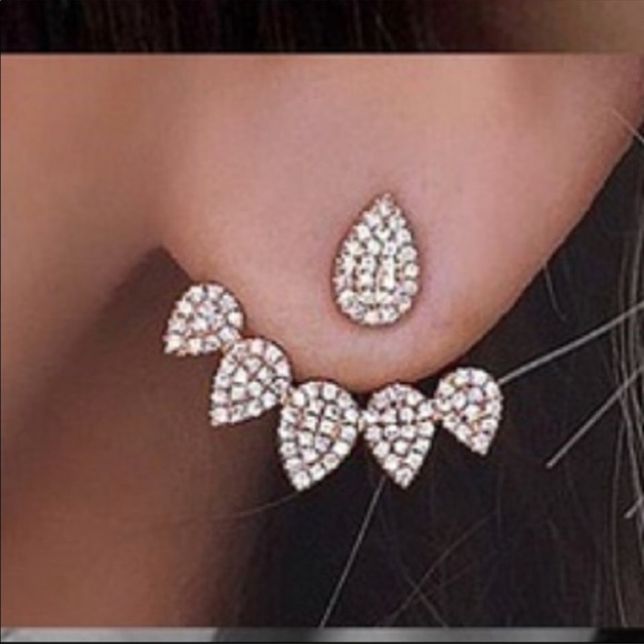 Jewelry - 💫HP💫 LAST PAIR Gorgeous silver earrings